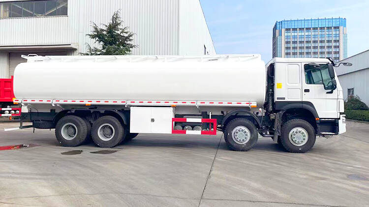 Howo 8x4 Small Milk Tanker Truck for Sale Price in Rwanda